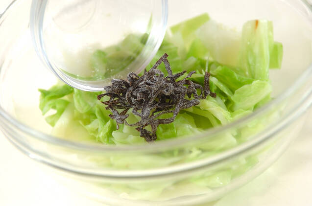 蒸しキャベツ塩昆布和えの作り方の手順2