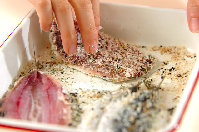 イワシのゴマ入りパン粉焼きの作り方の手順3