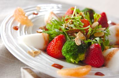 イチゴのサラダ 副菜 レシピ 作り方 E レシピ 料理のプロが作る簡単レシピ