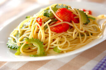 ゴーヤとトマトのアンチョビパスタ