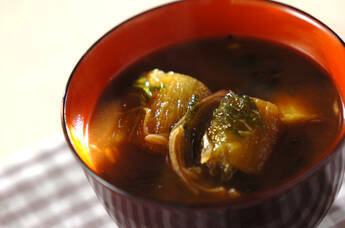 焼きナスの赤みそ汁