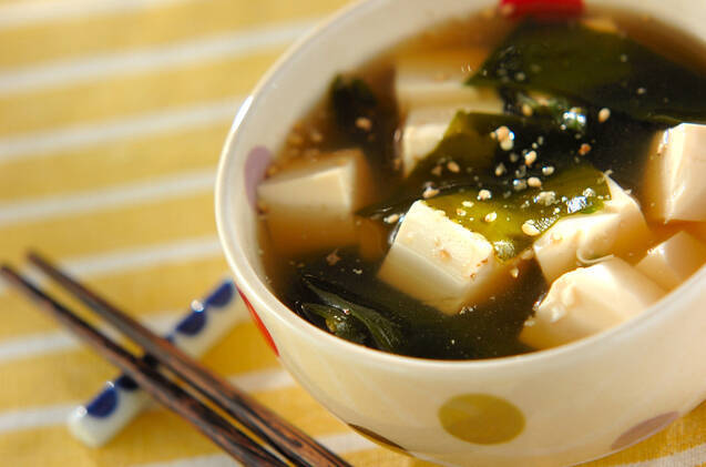 水玉模様のお椀に入った生わかめの中華風スープ