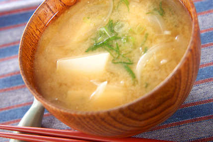 豆腐と玉ネギのみそ汁