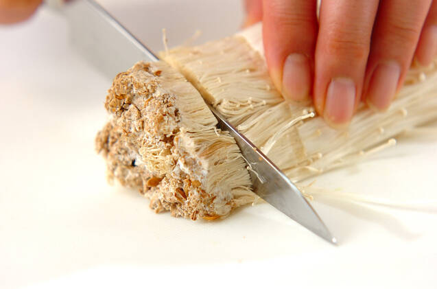 エノキとちくわの梅肉和えの作り方の手順1