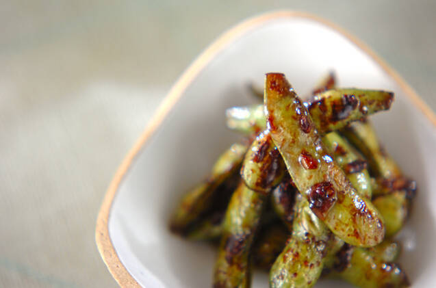 白い小鉢に入った、枝豆の甜麺醤炒め