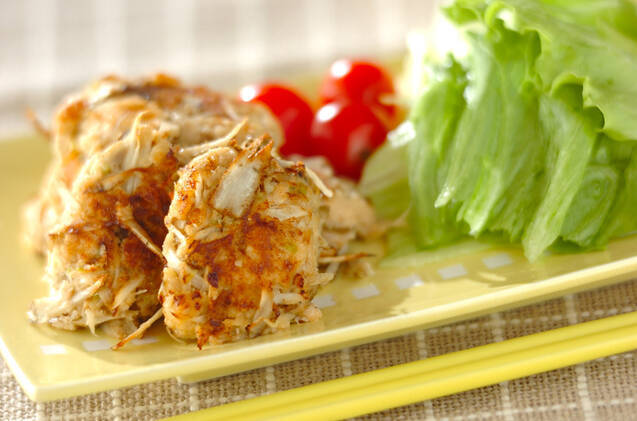 黄色いプレートに盛り付けた鮭とごぼうのつくね