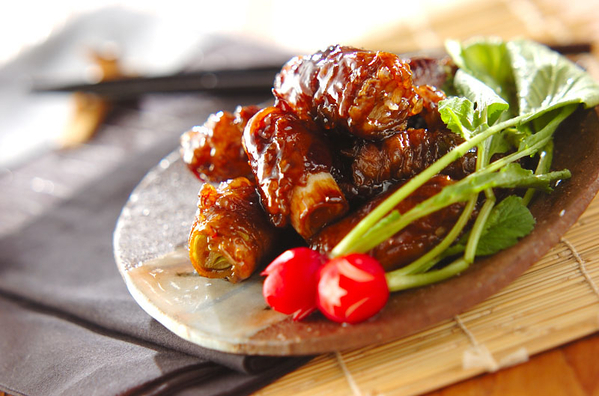 和皿に盛られた牛肉のネギ巻きソテーとラディッシュ