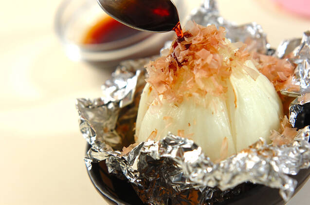 玉ねぎが主役！丸ごと新玉ねぎのホイル焼きの作り方の手順5