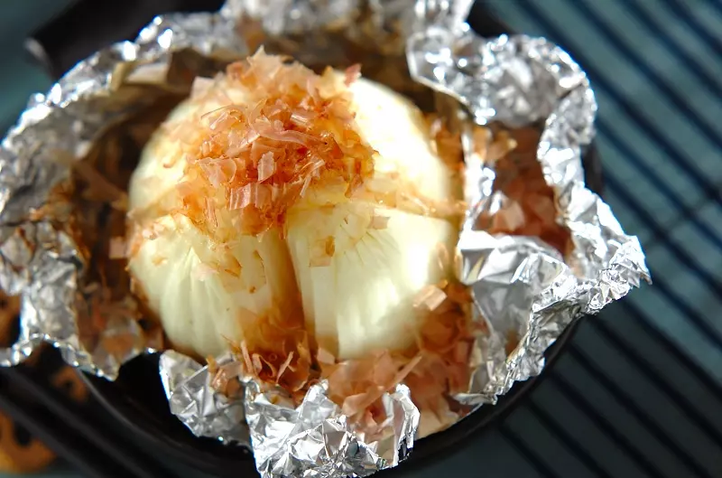 とろっと甘い 丸ごと新玉ねぎのホイル焼き 副菜 レシピ 作り方 E レシピ 料理のプロが作る簡単レシピ