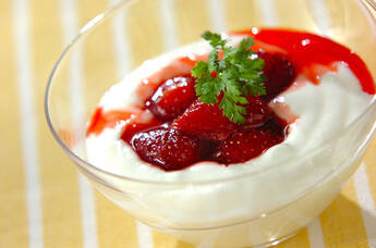イチゴソースがけヨーグルト