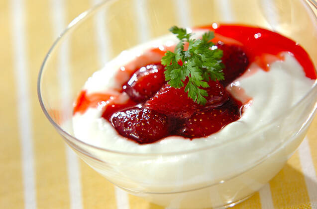 イチゴソースがけヨーグルト