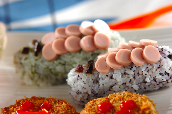 鮮やかな見た目のお魚巻き寿司