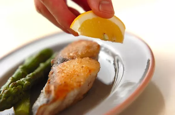 プロが伝授！さわらのムニエル 上品な味わいの作り方4