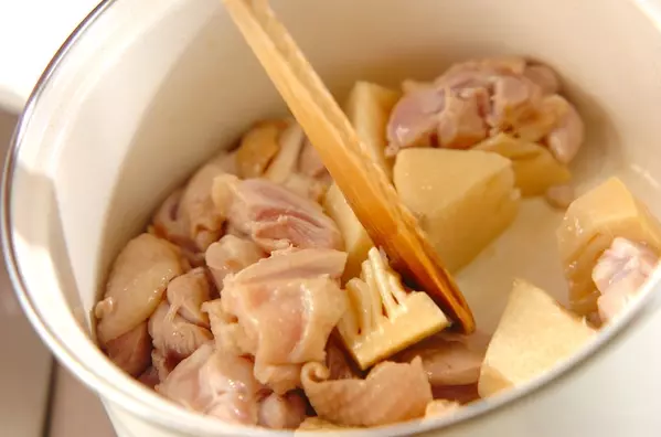 鶏肉とタケノコのみそ煮の作り方1