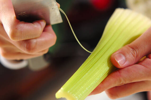 セロリのピリ辛炒り煮の作り方の手順1