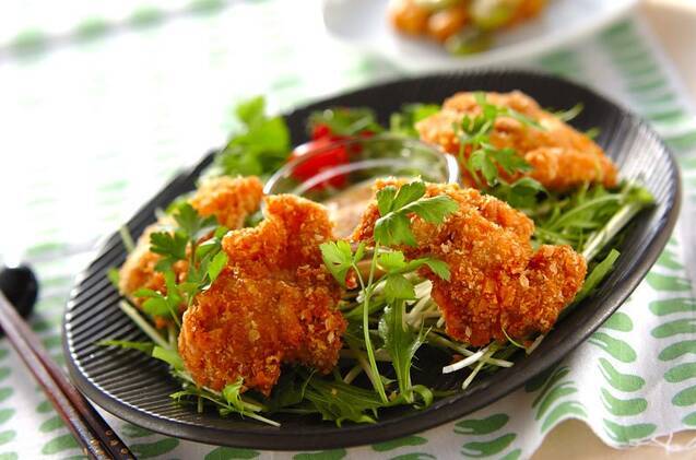 黒い皿にのった、鶏肉のクラッカー揚げ