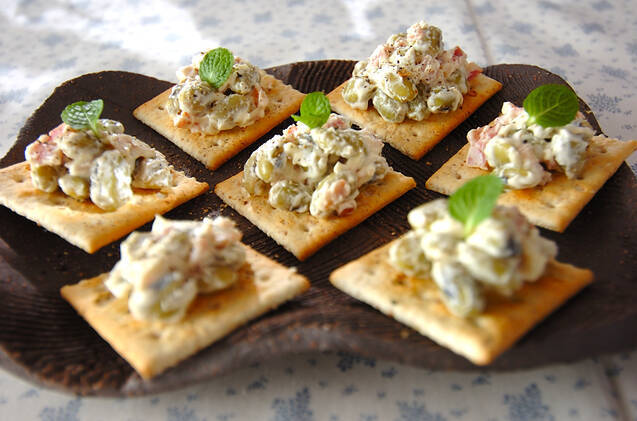 青大豆のチーズ和えをのせたカナッペ