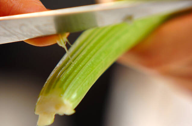 セロリとカニカマの和え物の作り方の手順1