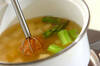 豆腐とグリーンアスパラのみそ汁の作り方の手順4
