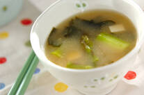 豆腐とグリーンアスパラのみそ汁