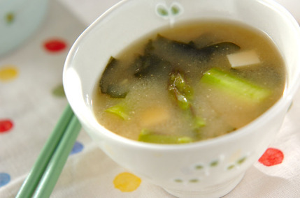 豆腐とグリーンアスパラのみそ汁