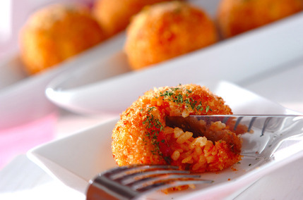 トマトソースでライスコロッケ