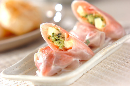 生ハムのスプラウト巻き