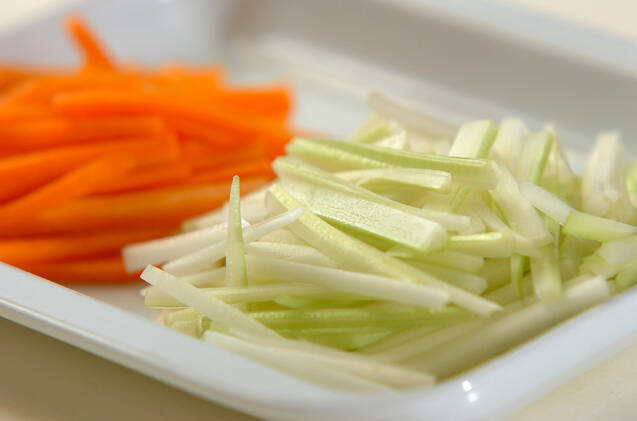 セロリのきんぴらの作り方の手順1