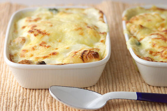 白い皿に盛られた濃厚。卵・ほうれん草・マッシュルームのグラタン