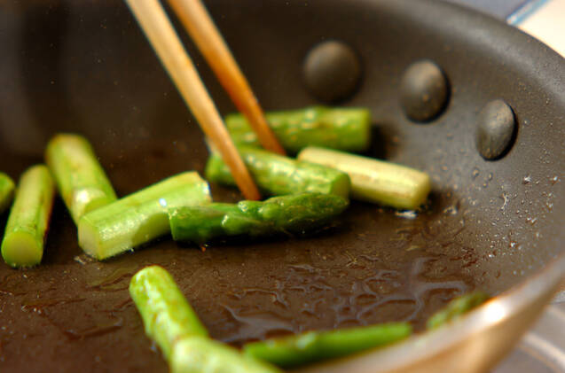 アスパラのトマト炒めの作り方の手順2