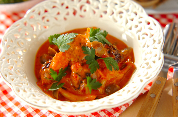 白い皿に盛られたミートボールの洋風煮込み