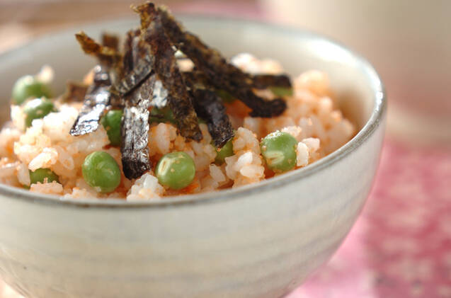 白い和食器に盛り付けられたえんどう豆とたらこの混ぜごはん