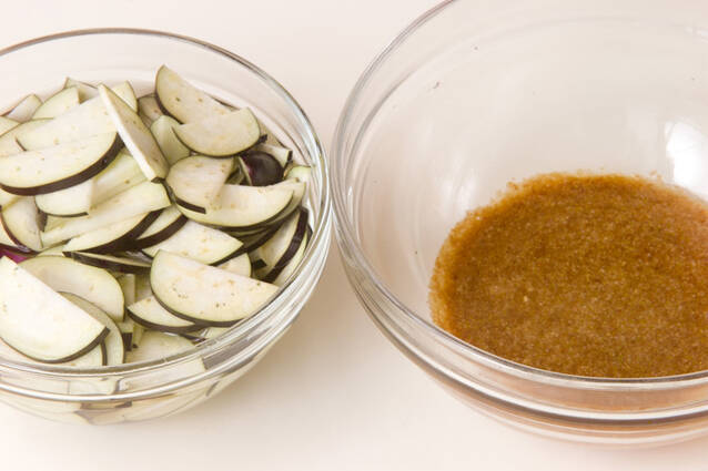 ナスのゴマ酢和えの作り方の手順1