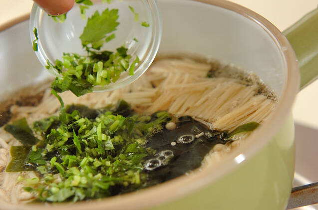 エノキとカマボコのお吸い物の作り方の手順4