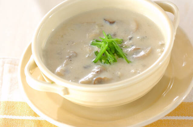 ソーサー付きカップに入っているきのこのじゃがいもポタージュ