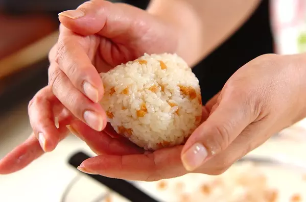 天かすのおにぎりの作り方2
