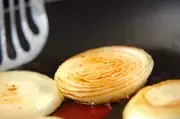焼き肉のタレで簡単絶品！玉ネギのガーリックステーキの作り方1