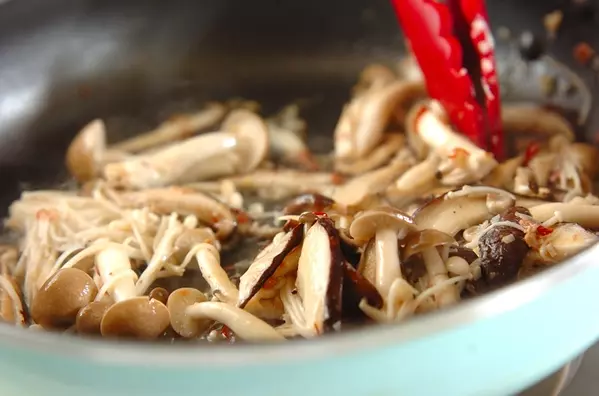 キノコとアンチョビのパスタの作り方3