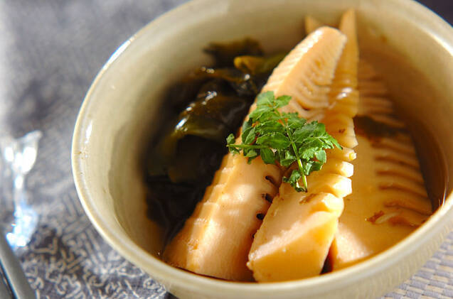 小鉢に盛り付けたワカメとたけのこの煮物
