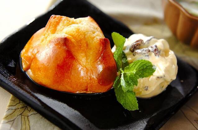 ババ風ラム酒漬けのブリオッシュのアイスクリーム添え