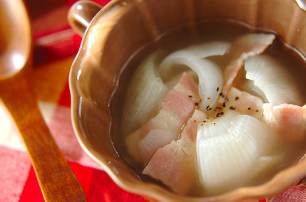 新玉ねぎのスープ 丸ごと使ってコクたっぷり by近藤 瞳さん