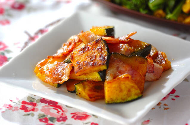 スライスしたかぼちゃとベーコンの炒めもの