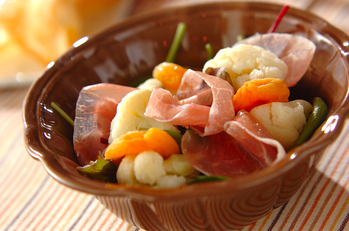 アンズと生ハムのサラダ