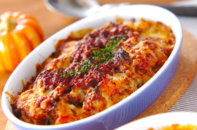 水色の楕円形の器に入った、かぼちゃのミートソースグラタン