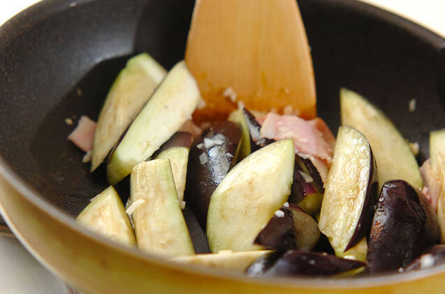 ナスとベーコンのバジル炒めの作り方の手順2