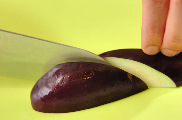 ナスとベーコンのバジル炒めの作り方の手順1