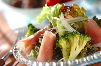 生ハムのグリーンサラダ 副菜 のレシピ 作り方 E レシピ 料理のプロが作る簡単レシピ