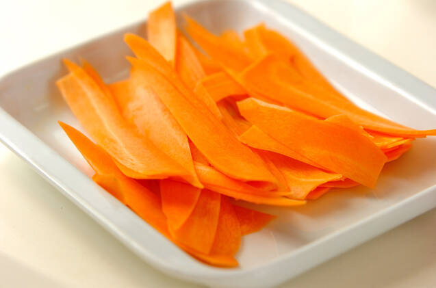 ヒラヒラニンジンのクミン炒めの作り方の手順1