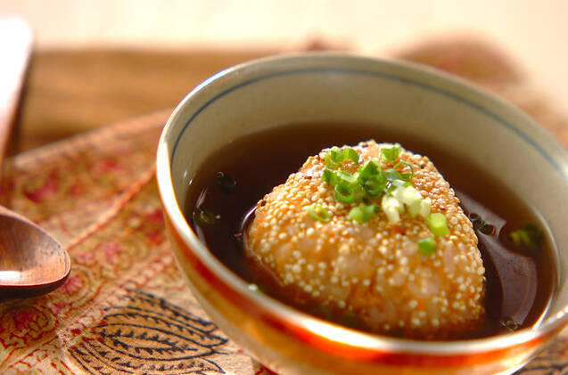 赤い茶碗に盛りつけられたキヌアのあんかけおにぎり