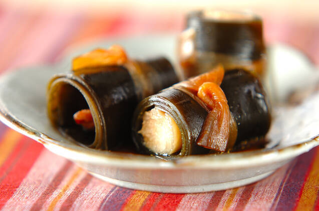 和食器に盛られた鶏もも肉の昆布巻き